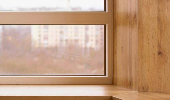 окно с ламинированным откосом
